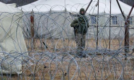 Một binh sĩ Ukraine canh gác ở biên giới. Ảnh: Reuters