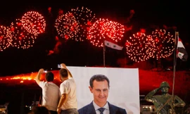 Người Syria ăn mừng chiến thắng vang đội của ông Assad. Ảnh: Reuters