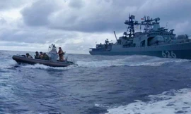 Tàu khu trục tên lửa Phó Đô đốc Kulakov tuần tra chống cướp biển trên Vịnh Guinea (ngoài khơi châu Phi). Ảnh: Bộ Quốc phòng Nga