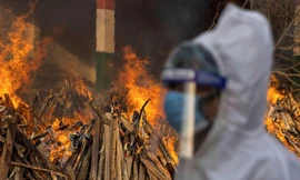 Giàn hỏa thiêu bệnh nhân COVID-19 ở Ấn Độ. Ảnh: Reuters