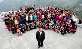 Ông Ziona Chana cùng các vợ, con, cháu. Ảnh: India Today