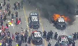 Xe tuần tra bị tấn công bởi người biểu tình ở Los Angeles. Ảnh: Twitter