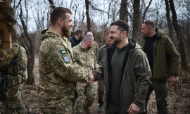 Tổng thống Ukraine thăm sở chỉ huy quân sự ở 'chảo lửa' Donetsk
