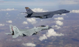 F-15 Israel hộ tống máy bay ném bom B-1B Mỹ. Ảnh: Twitter