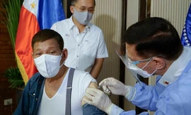 Ông Duterte tiêm vắc xin hôm 3/5. Ảnh: AP