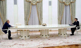 Hai ông Putin - Macron giữ khoảng cách vì Tổng thống Pháp từ chối xét nghiệm COVID-19?