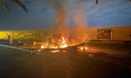 Xe hơi chở ông Soleimani cháy rụi sau khi trúng rocket sáng 3/1. Ảnh: AP