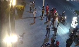 Nạn nhân nằm gục sau khi bị chém tới tấp vào người