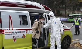 Một nữ sinh ở Seoul được xe cấp cứu đưa đến điểm thi dành riêng cho những thí sinh thuộc diện cách ly. Ảnh: Yonhap