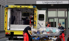 Một chiếc cáng trống trơn được đưa lên chiếc xe cứu thương nghi là chở ông Navalny từ sân bay đến bệnh viện Charite. Ảnh: AP