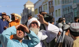 Người dân thành phố Herat (tỉnh Herat) tập trung tại quảng trường xem Taliban treo thi thể nhóm nghi phạm bắt cóc. Ảnh: AP