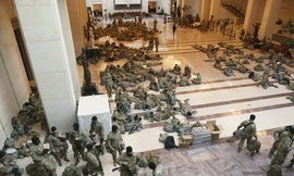 Binh sĩ nằm la liệt, nhà báo Mỹ ví Điện Capitol như căn cứ quân sự