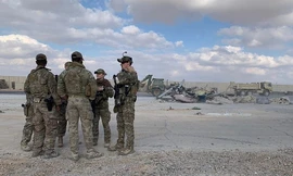 Binh sĩ Mỹ dọn dẹp căn cứ Ain al-Asad sau khi trúng tên lửa Iran hồi tuần trước. Ảnh: AP