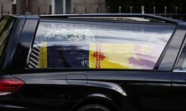 Người Anh đổ ra đường tiễn biệt Nữ hoàng Elizabeth