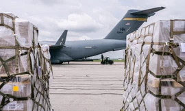 Mỹ thiếu sữa bột trầm trọng, điều máy bay quân sự C-17 đến Đức chở 31 tấn sữa về nước