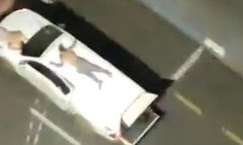 Hai con tin bị trói trên nóc xe hơi của các nghi phạm. Ảnh chụp màn hình