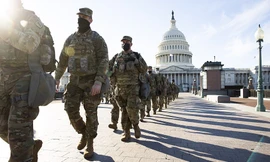 Lực lượng Vệ binh đi tuần tra ở Điện Capitol. 