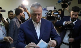 Ông Mustafa al-Kadhimi bỏ phiếu bầu cử quốc hội hôm 10/10. Ảnh: Reuters