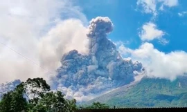 Núi lửa Indonesia phun trào dữ dội, dòng dung nham dài hơn một cây số
