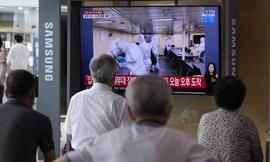 Người dân Hàn Quốc theo dõi thông tin về tàu khu trục Munmu The Great. Ảnh: AP