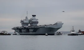 Tàu sân bay hàng đầu của Anh bốc cháy khi đang dỡ đạn