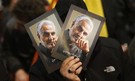 Di ảnh Tướng Soleimani. Ảnh: Tân Hoa Xã