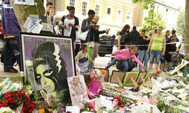Những hình ảnh xúc động tại đám tang Amy Winehouse