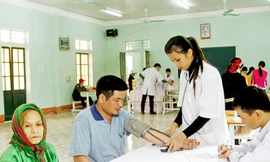 Bác sỹ trẻ đến nơi nghèo khó