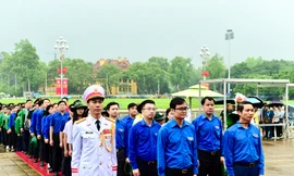 Đoàn hành trình ‘Điện Biên Phủ - Khát vọng non sông’ viếng lăng Chủ tịch Hồ Chí Minh