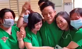 Các y bác sĩ ở Bình Thuận xúc động đón nhận kết quả xét nghiệm của bệnh nhân. Ảnh cắt từ clip