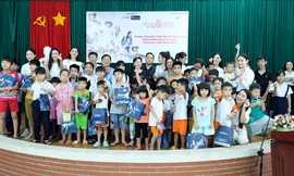 Ban tổ chức Hoa hậu Việt Nam thăm, tặng quà Trung tâm bảo trợ trẻ em Vũng Tàu