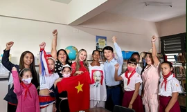 Bí thư thường trực T.Ư Đoàn Nguyễn Ngọc Lương thăm trường Tiểu học Nguyễn Văn Trỗi ở Cuba