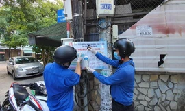 Các tình nguyện viên gắn trạm rửa tay di động. Ảnh: Thành Đoàn Đà Nẵng