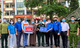 Chương trình 'Bữa cơm với người lạ' tặng quà chốt kiểm dịch, khu cách ly