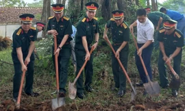 Các đại biểu động thổ khởi công tôn tạo, tu sửa Khu di tích lịch sử nơi thành lập Chi đoàn Thanh niên cứu quốc đầu tiên trong Quân đội, ngày 9/10