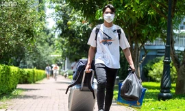 Sinh viên nhà trường đã nhanh chóng thu dọn tư trang cá nhân theo chỉ dẫn trước 12h ngày 13/5