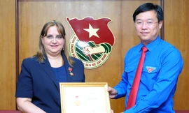 Bí thư thứ nhất T.Ư Đoàn TNCS Hồ Chí Minh Lê Quốc Phong tặng kỷ niệm chương “Vì thế hệ trẻ” Phó Đại sứ Cuba tại Việt Nam Nancy Coro Aguiar.