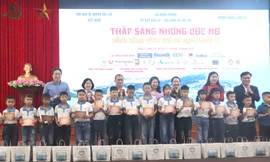 Trao tặng nhiều suất học bổng tới con em cán bộ, chiến sĩ công tác nơi biển đảo