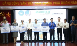 Thêm buồng lấy mẫu xét nghiệm đến bệnh viện ở Hà Nội chống dịch COVID-19