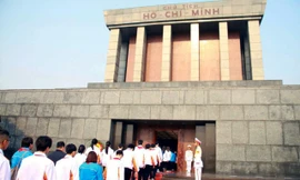 Đoàn đại biểu Cháu ngoan Bác Hồ tỉnh Hà Nam dâng hoa, viếng Chủ tịch Hồ Chí Minh