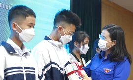 T.Ư Đoàn tặng quà học sinh, sinh viên tiêu biểu chương trình 'con nuôi đồn Biên phòng'