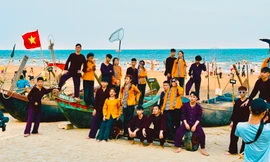 Nhộn nhịp tạo dáng bên làng chài giữa phố biển Sầm Sơn