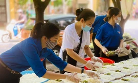 Các tình nguyện viên chuẩn bị những suất ăn miễn phí trao đến thí sinh. Ảnh: Thành Đoàn Hải Dương