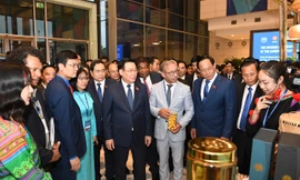 Khai mạc triển lãm ‘Khát vọng Việt Nam’: Quảng bá bản sắc truyền thống và thành tựu công nghệ