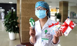 Dân công sở tiếp sức tuyến đầu 'chiến thắng COVID'