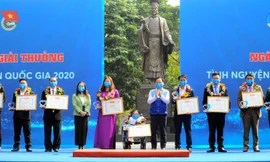 Bí thư thứ nhất T.Ư Đoàn, Chủ tịch T.Ư Hội LHTN Việt Nam Nguyễn Anh Tuấn và Trưởng Đại diện Quỹ Dân số LHQ Naomi Kitahara trao giải thưởng tình nguyện quốc gia