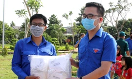 Anh Nguyễn Tường Lâm - Phó Chủ tịch thường trực T.Ư Hội LHTN Việt Nam trao tặng khẩu trang trong chương trình "Tháng Ba biên giới" tại An Giang.