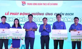 Bí thư thường trực T.Ư Đoàn, Chủ tịch T.Ư Hội LHTN Việt Nam Nguyễn Anh Tuấn và Phó Tổng cục trưởng Tổng cục Môi trường Nguyễn Thượng Hiền tặng biểu trưng hỗ trợ các đơn vị
