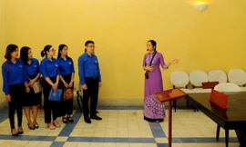 Anh Nguyễn Thái Hà và đoàn viên cơ quan T.Ư Đoàn tham quan địa chỉ đỏ 48 Hàng Ngang