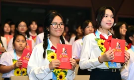 'Ai yêu Bác Hồ Chí Minh hơn thiếu niên nhi đồng'